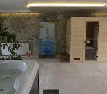 A La Campagne Avec Piscine *