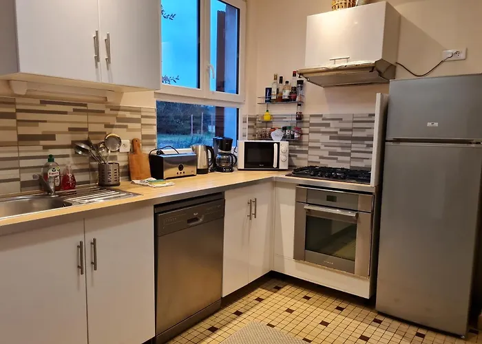 A La Campagne Avec Piscine شقة