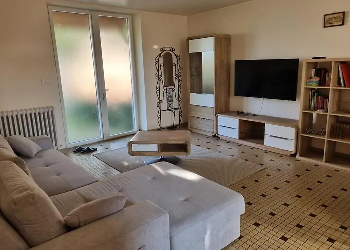 A La Campagne Avec Piscine *